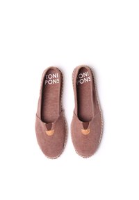 Espadrillas in tela marrone con punta tonda, bordi cuciti e un accento in pelle beige. Logo stampato in bianco sulle solette. Design a suola piatta.