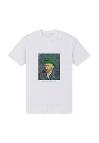 Bílé tričko s portrétem Van Gogha, který má na sobě zelený klobouk a pod obrázkem je text "Šťastného svatého Patrika" v zeleném písmu.