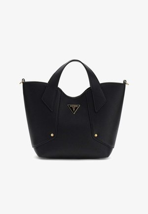 Sac à main en cuir texturé noir avec deux poignées robustes, garnitures dorées et une plaque triangulaire avec le logo Guess centrée à l'avant.