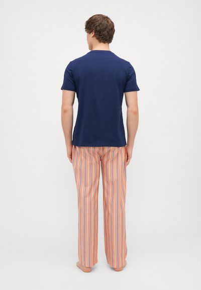 Mornarica pamučna majica i narančaste pruge slobodni pajama hlače, s vertikalnim prugama u plavoj i bijeloj boji, s opuštenim krojem.