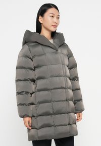 Dikke grijze jas met een oversized capuchon, diagonale quiltpatronen en lange mouwen, met een ontspannen pasvorm en een gladde, glanzende textuur.