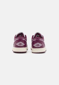 Jordan AIR JORDAN 1 LOW - Tenisice - white/bordeaux/sail