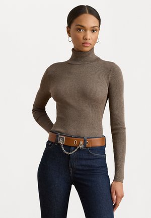 Brown ribbed turtleneck sweater paired with dark jeans and a brown belt featuring a chain accent. Smooth texture and fitted design.