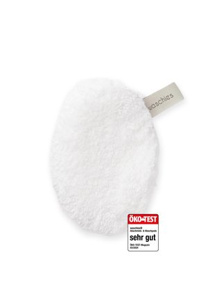 Round white textured washable makeup remover pad with fabric tag and ÖKO-TEST "sehr gut" quality label.