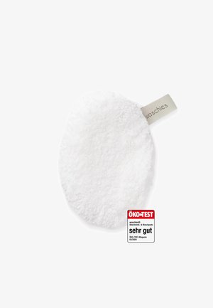 Round white textured washable makeup remover pad with fabric tag and ÖKO-TEST "sehr gut" quality label.