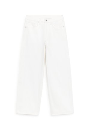 Jeans bianchi a gamba larga e taglio corto con passanti per cintura, bottone frontale, cerniera e tasche visibili su sfondo neutro.