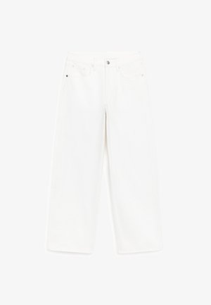 Weiße, weit geschnittene, verkürzte Jeans mit Gürtelschlaufen, Vorderknopf, Reißverschluss und Taschen auf einem einfarbigen Hintergrund sichtbar.