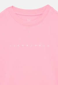 Ροζ βαμβακερό κοντομάνικο μπλουζάκι με στρογγυλή λαιμόκοψη και κοντά μανίκια, με το κείμενο "JACK & JONES" σε λευκό, τοποθετημένο στο κέντρο.
