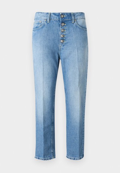 Světle modré džíny z denimu s vysokým pasem, které mají knoflíkový zip se dekorativními knoflíky, rovné nohavice a třepené lemy.