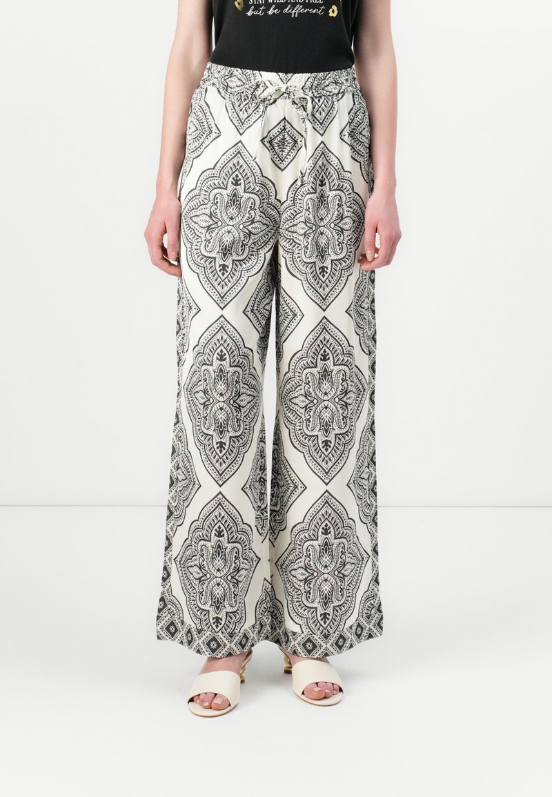 Pantaloni a gamba larga con un motivo paisley in bianco e nero, vita elasticizzata con stringa di regolazione e un tessuto liscio e leggero.