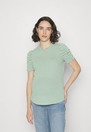 Grønn og hvit stripete kortermet t-skjorte med rynkede puff-ermer, rund hals og myk, teksturert stoff. Brukt sammen med blå jeans.