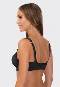 Czarny biustonosz z fiszbinami, regulowanymi ramiączkami, gładką tkaniną, zapięciem na haftki oraz profilowanym tyłem.