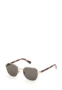 Gafas de sol con una montura de metal dorado y lentes de un gris oscuro. Las varillas tienen un patrón de carey, ofreciendo un diseño único y elegante.