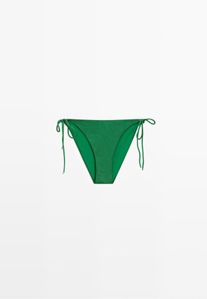 Grüner Bikinihöschen mit Seitenschnüren auf weißem Hintergrund.