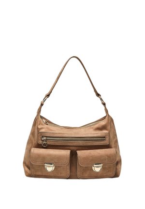 Brun ruskindshåndtaske med et hovedrum med lynlås og to forlommer med sølvspænder samt en enkelt skulderrem.