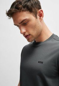 BOSS TEE - Jednoduché tričko - khaki one