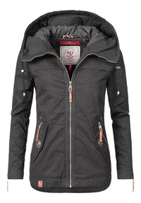 Zwarte jas met witte polka dots, voorzien van een ritssluiting, capuchon en meerdere zakken. Heeft oranje accenten op ritsen en hardware.