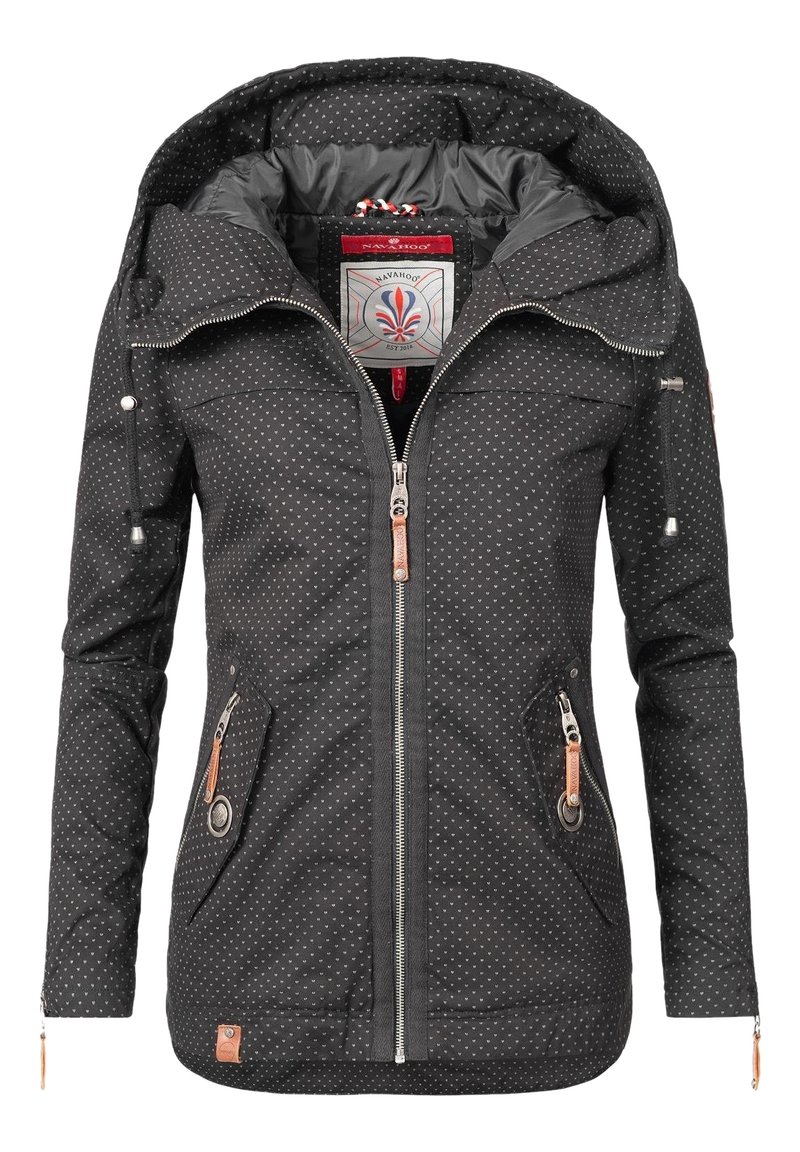 Zwarte jas met witte polka dots, voorzien van een ritssluiting, capuchon en meerdere zakken. Heeft oranje accenten op ritsen en hardware.