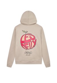 Sudadera beige con un gran gráfico de una manzana rosa en la parte posterior. La manzana presenta las palabras "LES DEUX" en letras grandes y una hoja verde.