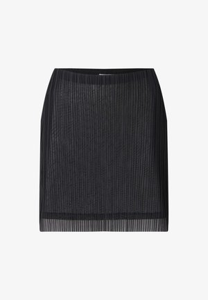 Schwarzer, plissierter Rock mit strukturierter Oberfläche, der vertikale Streifen und ein leichtes Design aufweist. Glatter Bund und transparenter Saum.