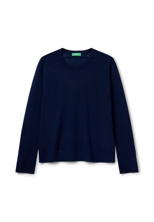 Granatowy sweter wykonany z miękkiej tkaniny, z długimi rękawami, okrągłym dekoltem i prostym dołem, z prążkowanymi akcentami przy mankietach i dole swetra.