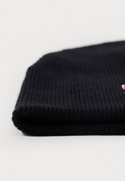 Berretto a maglia nera con texture a coste, caratterizzato da un orlo piegato. Materiale morbido che presenta una leggera lucentezza alla luce. Nessun logo o motivo visibile.