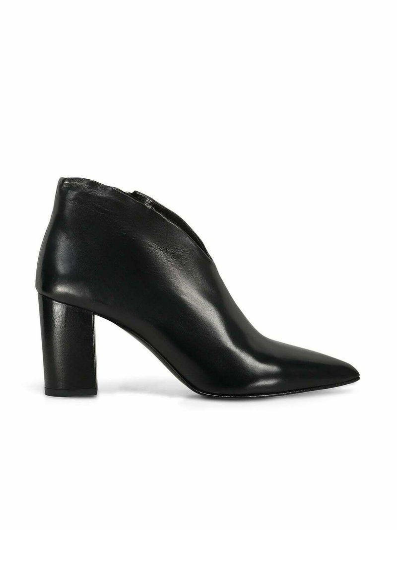 Stivaletto in pelle nera con punta appuntita e tacco a blocco alto, caratterizzato da un design elegante e da una finitura lucida.