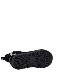 Juodosios avalynės su tekstūruota guma padais, turinčiu zigzago raštą. Viršus pagamintas iš minkštos medžiagos, su šoniniu užtrauktuku ir logotipo detalėmis.