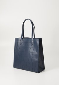 Borsa tote blu navy realizzata in materiale lucido e embossato con motivo coccodrillo. Caratterizzata da due manici robusti e una forma rettangolare strutturata.
