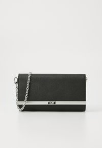 Svart teksturert clutch med sølvfarget kjedehåndtak, med et elegant design og en metallisk detalj foran.