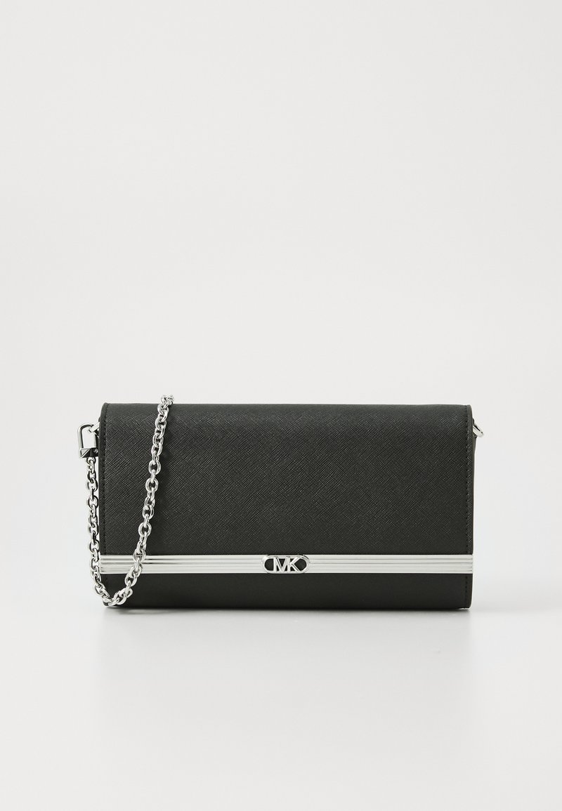 Svart teksturert clutch med sølvfarget kjedehåndtak, med et elegant design og en metallisk detalj foran.