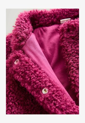 Pehmeä, magenta väri ulkokerroksessa, jossa on teksturoitu kangas ja saman sävyinen sileä sisus. Varustettu hopeisilla napsautettavilla kiinnittimillä.