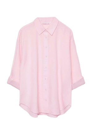 Svetlo roza srajca z dolgimi rokavi, zavihanimi do tričetrtinske dolžine, in klasičnim ovratnikom.