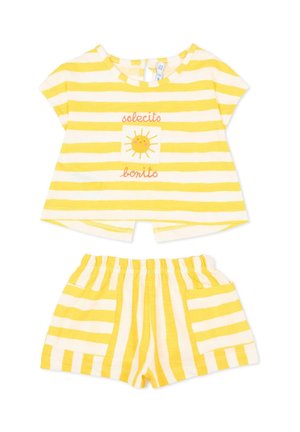 Conjunto para niño pequeño con rayas amarillas y blancas, de mangas cortas y pantalones cortos, con un sol sonriente y el texto "solecito bonito" en la camiseta.
