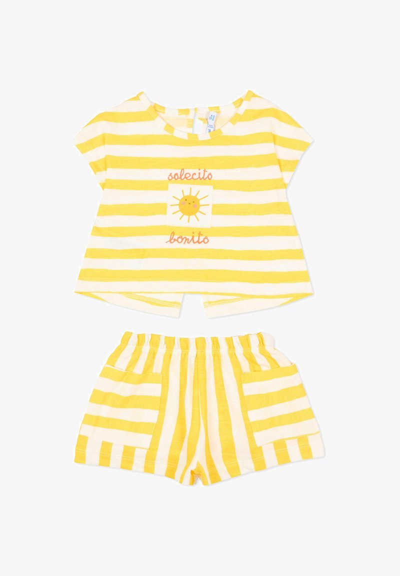 Gele en wit gestreepte peuteroutfit met korte mouwen en korte broek, met een glimlachende zon en de tekst "solecito bonito" op het shirt.