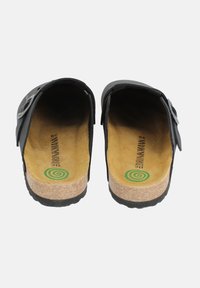 Zwarte open-sandalen met een getextureerde bovenkant, kurken voetbed en rubberen zool. Voorzien van een band met een zilveren gesp voor aanpassing.