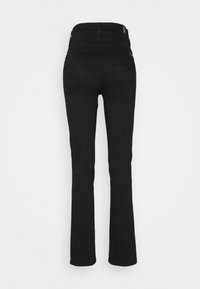 Jeans acampanados negros con una textura suave, que cuentan con una cintura y dos bolsillos traseros con acentos de costura, mostrados desde la parte de atrás.