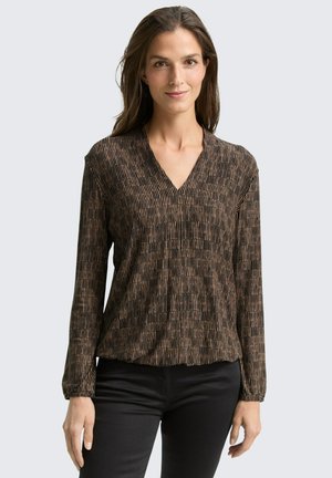 Bruine blouse met lange mouwen en een verticale gestreepte patroon in zwart en beige. Heeft een V-hals en gatheringdetails bij de taille.