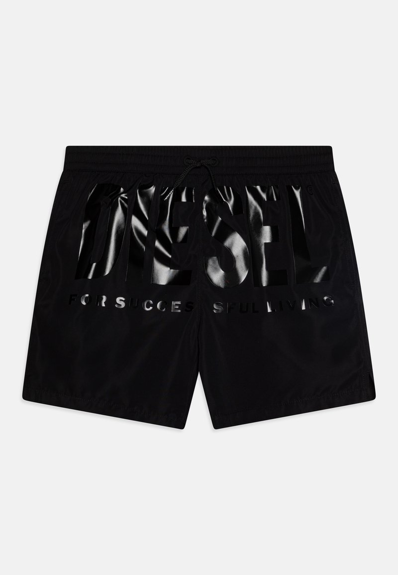 Svarta badshorts av glänsande material med texten "DIESEL FÖR FRAMGÅNGSRIKT LIV" i stora bokstäver på framsidan. Elastisk midja med snøring.