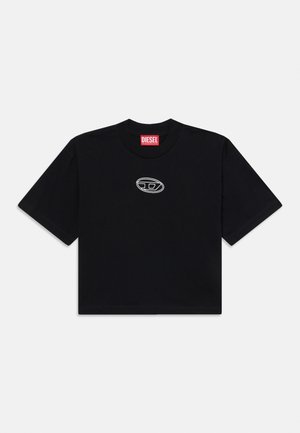 Black cropped t-shirt made of cotton, featuring a white outlined logo on the chest and a red branded tag on the neck. Short sleeves.