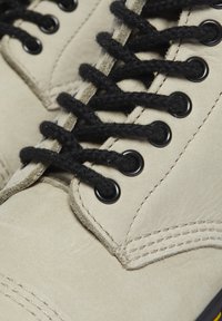 Dr. Martens Stivaletti con plateau - warm stone