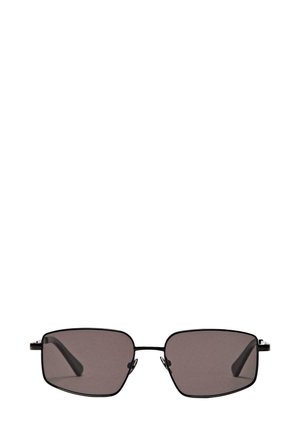 Rechthoekige zonnebril met donkerbruine glazen, dunne zwarte metalen rand en slanke monturen. Heeft een minimalistisch ontwerp en geen zichtbare accenten.