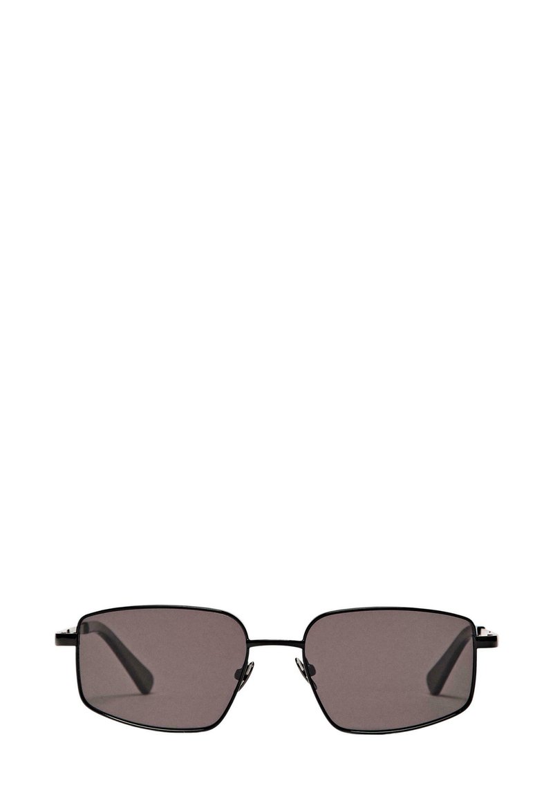 Obdélníkové sluneční brýle s tmavě šedými čočkami, tenkým černým kovovým rámem, jemným zdobením na nožičkách a lehkým designem.