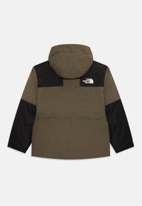 Veste à capuche verte olive et noire avec des manches longues, présentant le logo The North Face sur le côté supérieur droit du dos.