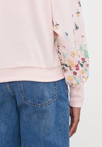 ONLY Petite ONLBROOKE O NECK FLOWER - Ikdienas džemperis - potpourri