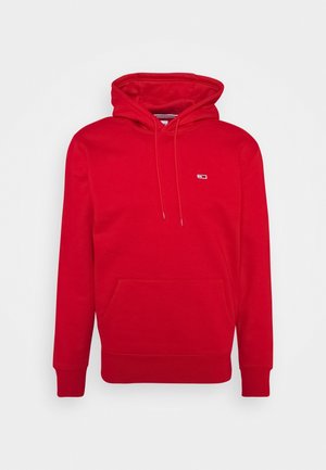 Roter Hoodie mit Fronttasche, Kordelzugkapuze, gerippten Bündchen und kleinem rechteckigem Logo auf der linken Brust.