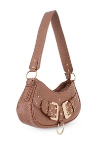 Bolso de hombro de cuero texturizado marrón con una correa ancha, hebillas en tono dorado, tachuelas y detalle de anillo en el cierre de solapa delantera.