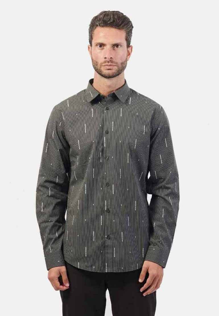 Camicia con bottoni di colore grigio scuro con sottili strisce verticali e schemi di linee chiare sparse. Realizzata in tessuto liscio. Maniche lunghe.