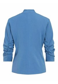 Modrá bunda s hladkým povrchem, dlouhými rukávy se sklady a strukturovaným, přizpůsobeným zadním dílem.