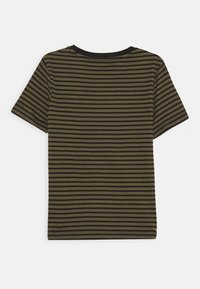 Kurzärmliges T-Shirt in olivgrün mit horizontalen schwarzen Streifen, rundem Ausschnitt, weichem Stoff und lockerer Passform.